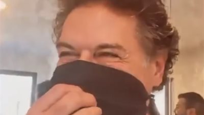 راغب علامة يحرج لطيفة بسبب الكمامة.. والأخيرة ترد: “دايمًا بيورطني” (فيديو)