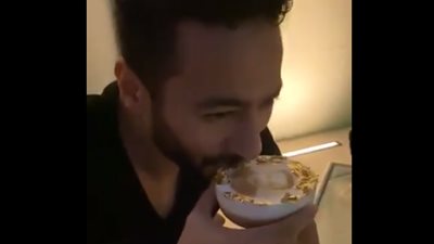 حمادة هلال يشرب “لاتيه” عليه صورته (فيديو)