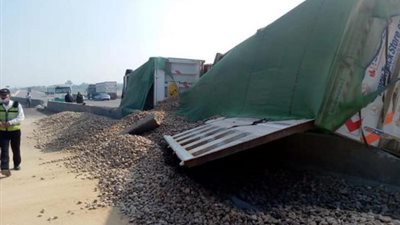 محليات المنوفية والمرور تكثفان الجهود لرفع آثار حادث على الطريق الإقليمي (صور)