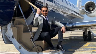 على سلم طائرة.. أحمد زاهر يشارك متابعيه من كواليس “لؤلؤ” (صورة)