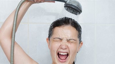 الاستحمام بالماء البارد في فصل الشتاء يعطي 17 فائدة للجسم