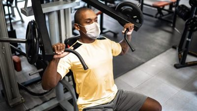 الكمامات ليست ضارة أثناء التمارين الرياضية القوية (دراسة)