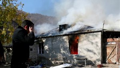 مشاهد مؤلمة.. سكان “قره باغ” يحرقون منازلهم قبل تسليمها لأذربيجان (صور)