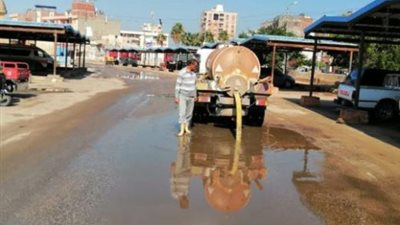 الدفع بمعدات لإزالة وكسح مياه الأمطار المتراكمة من بلطيم في كفر الشيخ (صور)