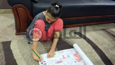 تقدر تطير بدون جناحات.. قصة قاهرة التحديات “رحمة” ترسم وتلون بأنامل قدمها (فيديو وصور)