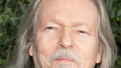 “القاهرة السينمائي” يمنح كريستوفر هامبتون جائزة الهرم الذهبي التقديرية لإنجاز العمر