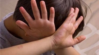 والدة الطفل المعتدى عليه جنسيًا بشبرا الخيمة: “عايزة حق ابني.. المتهم تعدى عليه تحت تهديد السلاح”