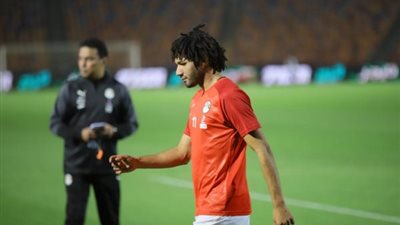 محمد النني يرتدي “ملابس خاصة بالعزل” في رحلة العودة للقاهرة