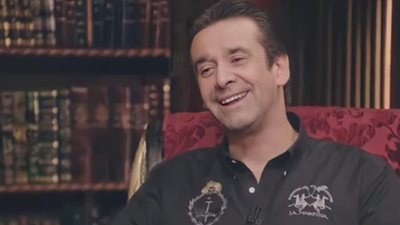 كريم عبد العزيز لوفاء الكيلاني: “مراتي ليها الجنة.. وحلم حياتي أن يخرج لي أبي” (فيديو)