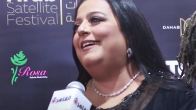 ابنة رجاء الجداوي عن مُجسم والدتها في مهرجان الفضائيات: “كنت عايزة أحضنه” (فيديو)