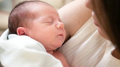 استشاري طب الأطفال: هناك أسباب تمنعك من إطعام رضيعك قبل 6 شهور