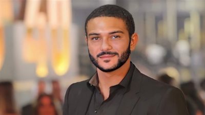 آسر ياسين يعلق على مقارنته بـ”أحمد حاتم”.. وهنيدي يرد بصورة