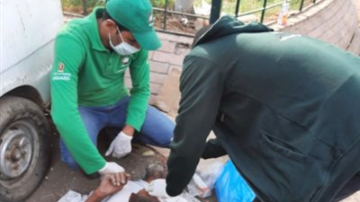 “أطفال وكبار بلا مأوى” ينقذ مواطنًا يقيم في الشارع بوسط القاهرة (صورة)