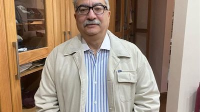 إبراهيم عيسى يرتدي “جاكيت” أحمد زكي في ذكرى ميلاده الـ71