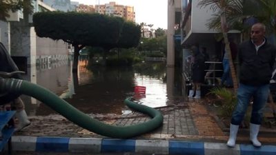 سموحة يشفط مياه الأمطار في مقر النادي (صور)