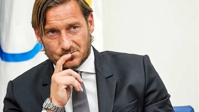 توتي يغازل إبراهيموفيتش: يمكنه اللعب حتى الخمسين وبساق واحدة