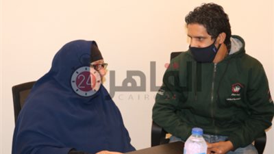استجابة لـ”القاهرة 24″.. فريق حماية “كبار بلا مأوى” يبحث حل مشكلة “سيدة المطر”