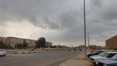 موجة أمطار تضرب العاشر من رمضان.. والأجهزة التنفيذية تُضيء أعمدة الإنارة (صور وفيديو)