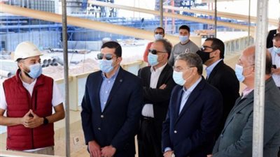 رئيس الهيئة العامة للاستثمار يتفقد مصنع القناة للسكر بالمنيا