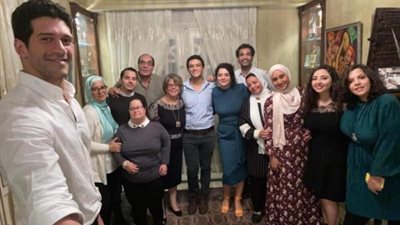 المخرج مجدي أحمد علي يحتفل بخطبة ابنته على “فيس بوك” (صورة)