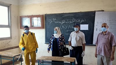 بسبب عدم ارتداء الكمامة.. مدير عام إدارة بنها التعليمية يحيل مدرسين للتحقيق