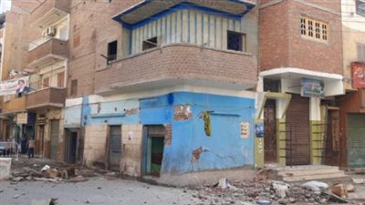 مصرع مُسنّ سقط عليه حائط مبنى قديم في منزله بسوهاج (صور)