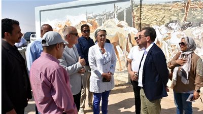 محافظ الأقصر والسفير الفرنسي يتفقدان مشروع تجميل نجع الملقطة بالقرنة
