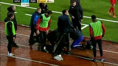 وفاة مدرب رادنيتشكي الصربي بعد سقوطه بشكل مفاجئ في إحدى مباريات فريقه
