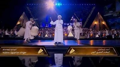 محافظ أسوان يهنئ الفنان النوبي أحمد إسماعيل لمشاركته في افتتاح المتحف المصري الكبير