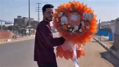 بـ آيفون وBMW.. صانع محتوى فلسطيني يفاجئ شقيقته بهدية فاخرة وسط الدمار في غزة| فيديو 