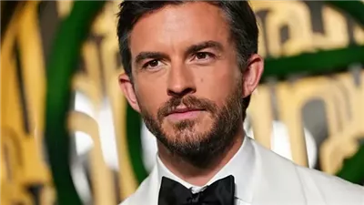 من هو جوناثان بيلي بعد تتويجه بلقب الرجل الأكثر جاذبية في 2025؟