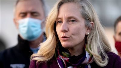 الديمقراطية أبيجيل سبانبرجر تفوز بمنصب العمدة في ولاية فيرجينيا