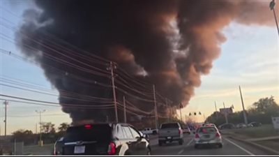 النيران امتدت للمصانع المجاورة.. ارتفاع عدد ضحايا تحطم طائرة في مطار لويفيل بولاية كنتاكي 