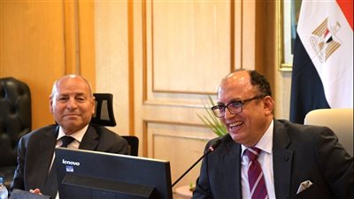 رئيس جامعة حلوان يهنئ أعضاء اللجنة العلمية الأولمبية من كلية علوم الرياضة بنين