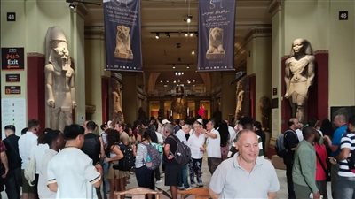 شغف بالحضارة العريقة.. إقبال السائحين على المتحف المصري بالتحرير تزامنا مع افتتاح المتحف الكبير