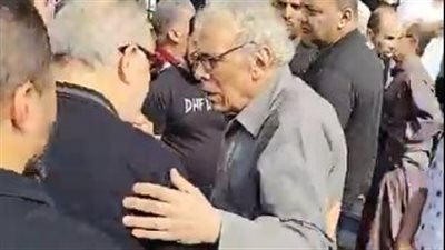 أشرف زكي يشارك في جنازة زوجة الفنان حسن العدل ويواسيه