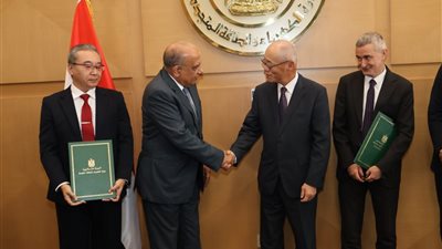 مصر توقع اتفاقية لإنشاء محطة طاقة شمسية وتخزين كهرباء بالغردقة لإنتاج 48 ألف ميجاوات سنويا