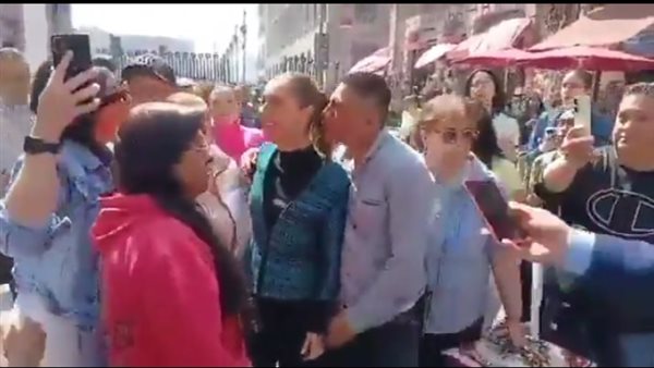 شخص يحاول تقبيل رئيسة