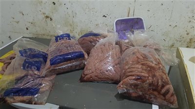 تموين الغربية تضبط كمية من السجق منتهي الصلاحية بمطعم شهير بالمحلة