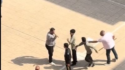 يده مكسورة.. معلم يعتدي على طالب بعصا في طابور الصباح بمدرسة بالقاهرة 