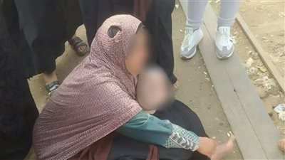 نجلها اصطحبها للمنزل.. مصدر يكشف تفاصيل انتشار صورة إغماء سيدة مسنة في محطة قطار بالمنوفية