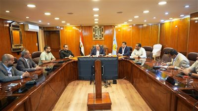 محافظ أسيوط يلتقي أهالي قرية الحواتكة بمنفلوط لمتابعة أعمال تطوير الكوبري ومناقشة مطالبهم