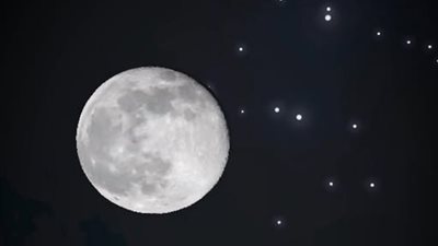 القمر يعانق الثريا.. ظاهرة فلكية مميزة تزين سماء الوطن العربي الليلة