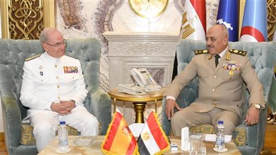 الفريق أحمد خليفة رئيس أركان حرب القوات المسلحة يلتقي رئيس أركان الدفاع الإسباني