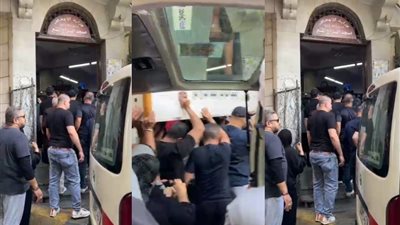 وصول جثمان السيناريست أحمد عبد الله إلى مسجد السراج المنير لأداء صلاة الجنازة