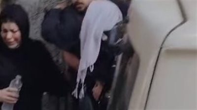 إغماء وانهيار أحد أفراد أسرة السيناريست أحمد عبد الله عند وصول جثمانه إلى مسجد السراج المنير