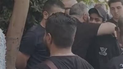 انهيار نجل السيناريست أحمد عبد الله خلال تشييع جثمان والده لمثواه الأخير