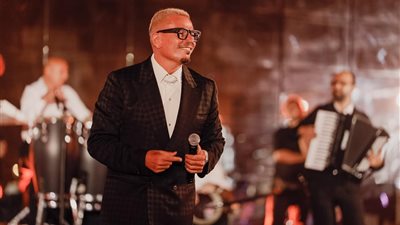 عمرو دياب يشعل أبو ظبي بحفل أسطوري ويقدّم أروع أغانيه