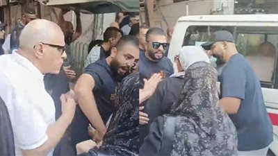 خلوني أشوفه لآخر مرة.. سيدة تحاول رؤية أحمد عبد الله قبل دخول المسجد والسبكي يتدخل لمنعها