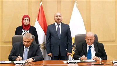 وزير الصناعة يشهد توقيع عقد بين القاهرة للاستثمار وليوني مصر لإنشاء مجمع صناعي لإنتاج الضفائر والكابلات الكهربائية